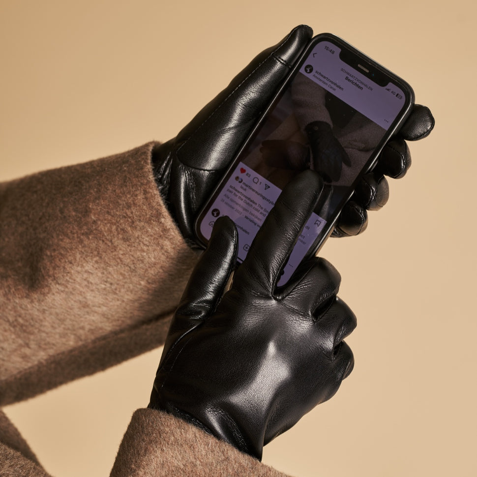 Luna - vegan leather gloves with fleece lining & touchscreen feature - Schwartz & von Halen - UK - 4