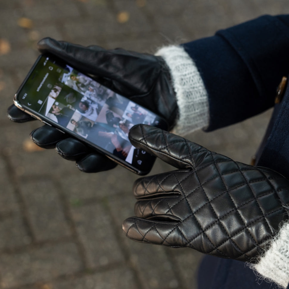 Kira (black) - sheepskin leather gloves with wool/cashmere lining & touchscreen feature - Schwartz & von Halen - UK - 5