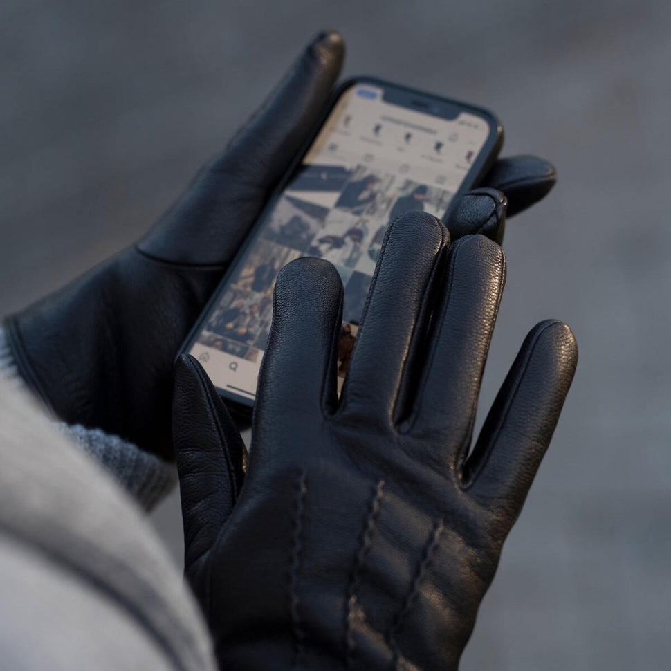 Alessandra (black) - goatskin leather gloves with lambswool lining & touchscreen feature- Schwartz & von Halen - UK - 5