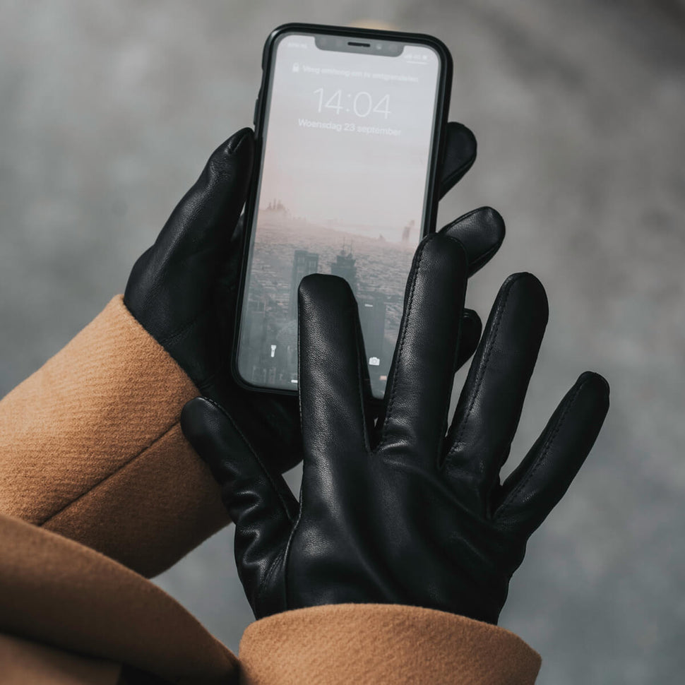 Ivy (black) – sheepskin leather gloves with wool/cashmere lining & touchscreen feature - Schwartz & von Halen - UK - 5