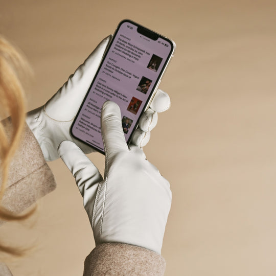 Ivy (white) – Sheepskin leather gloves with wool/cashmere lining & touchscreen feature