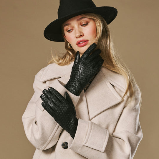 Josephine (black) – Basketweave pattern gloves with wool lining and touchscreen feature