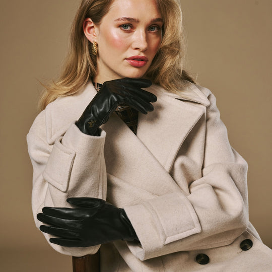 Lauren (black) - Women’s lambskin leather gloves with silk lining and touchscreen feature