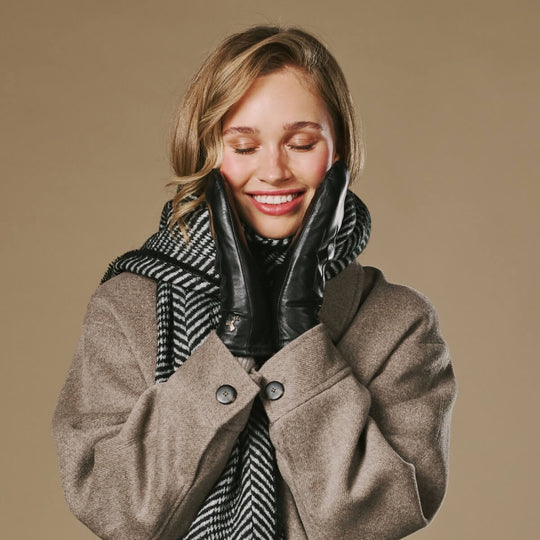 Veronica (black) - Women’s lambskin leather mittens with faux fur lining and touchscreen feature